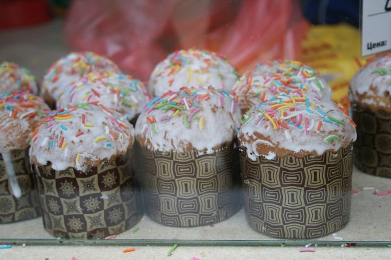 Жители Симферополя готовятся к Пасхе