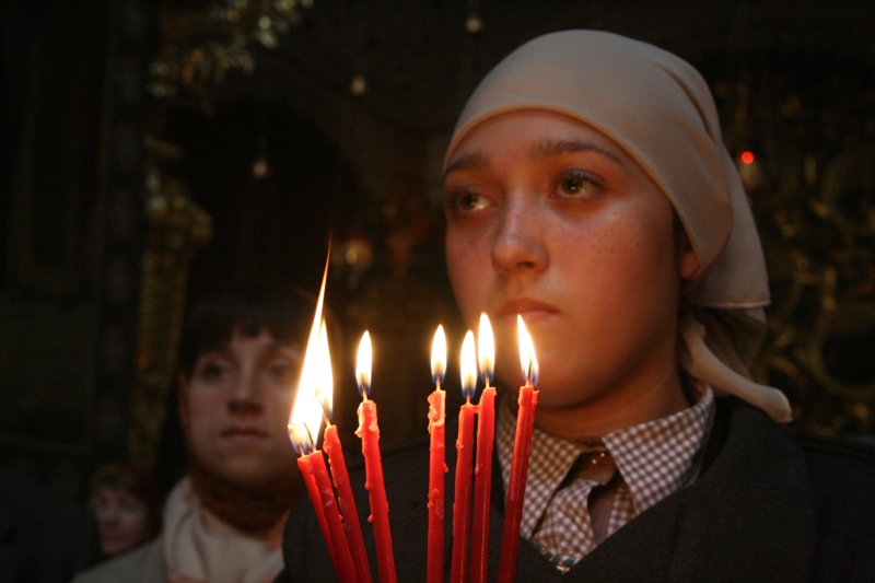 В Симферополе Благодатный огонь встречали более тысячи верующих    