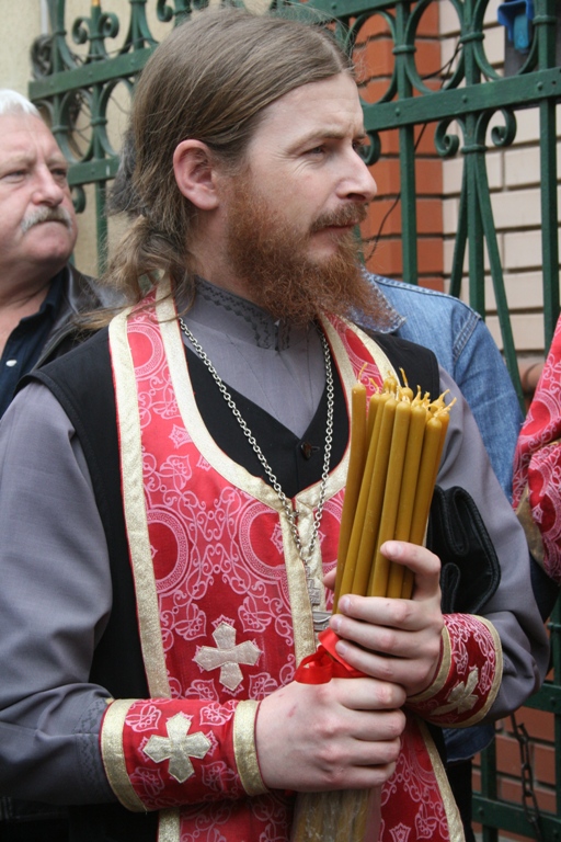В Симферополе Благодатный огонь встречали более тысячи верующих    