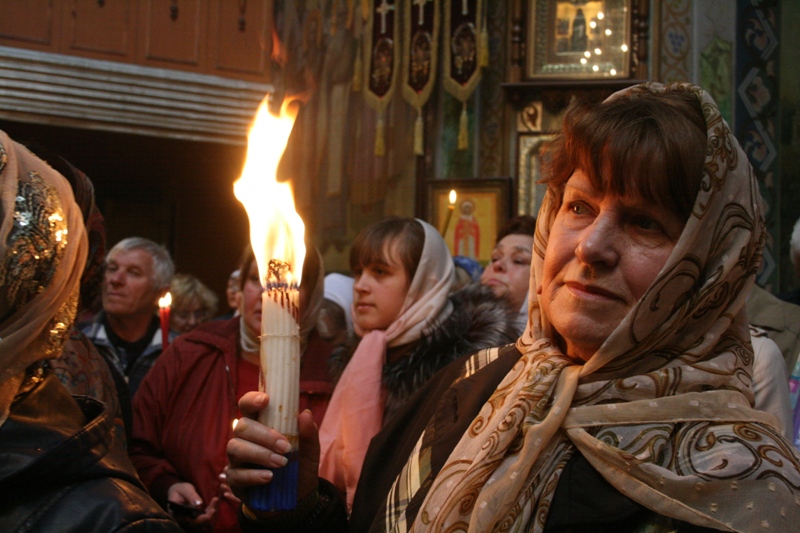 В Симферополе Благодатный огонь встречали более тысячи верующих    
