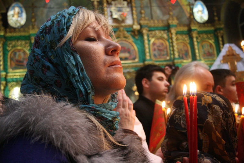 В Симферополе Благодатный огонь встречали более тысячи верующих    