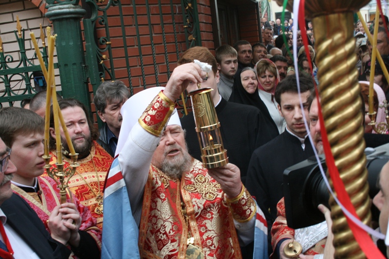 В Симферополе Благодатный огонь встречали более тысячи верующих    