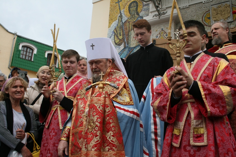 В Симферополе Благодатный огонь встречали более тысячи верующих    