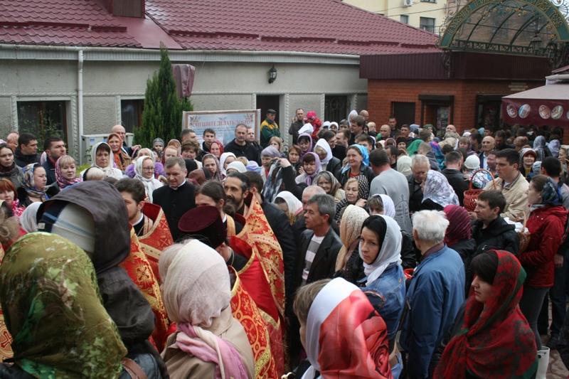 В Симферополе Благодатный огонь встречали более тысячи верующих    