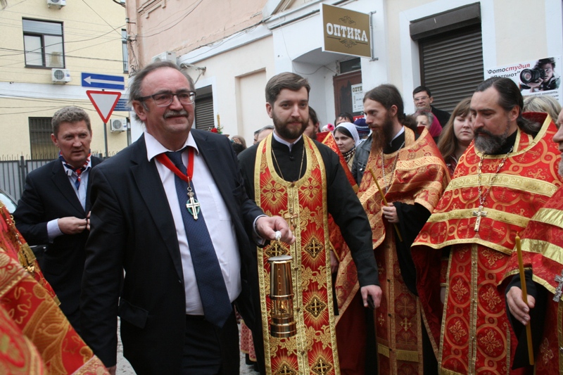 В Симферополе Благодатный огонь встречали более тысячи верующих    
