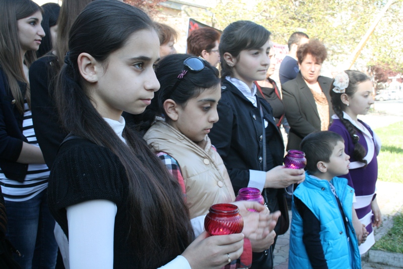 В Симферополе зажгли свечи в память о геноциде армянского народа 