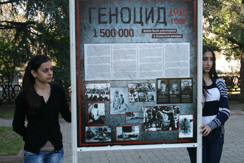 В Симферополе зажгли свечи в память о геноциде армянского народа 