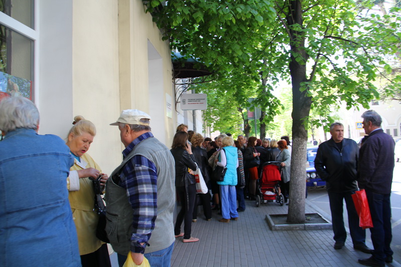 Тысячи людей пришли к главному офису «ПриватБанка» в Крыму
