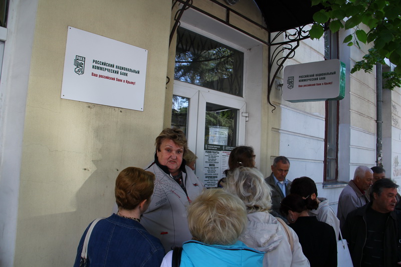 Тысячи людей пришли к главному офису «ПриватБанка» в Крыму