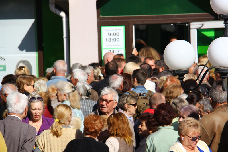 Тысячи людей пришли к главному офису «ПриватБанка» в Крыму