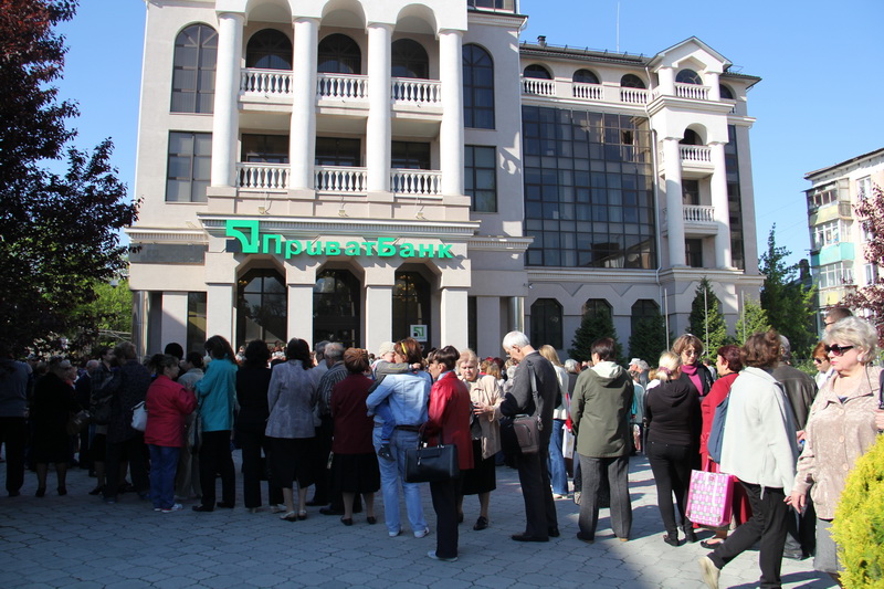 Тысячи людей пришли к главному офису «ПриватБанка» в Крыму