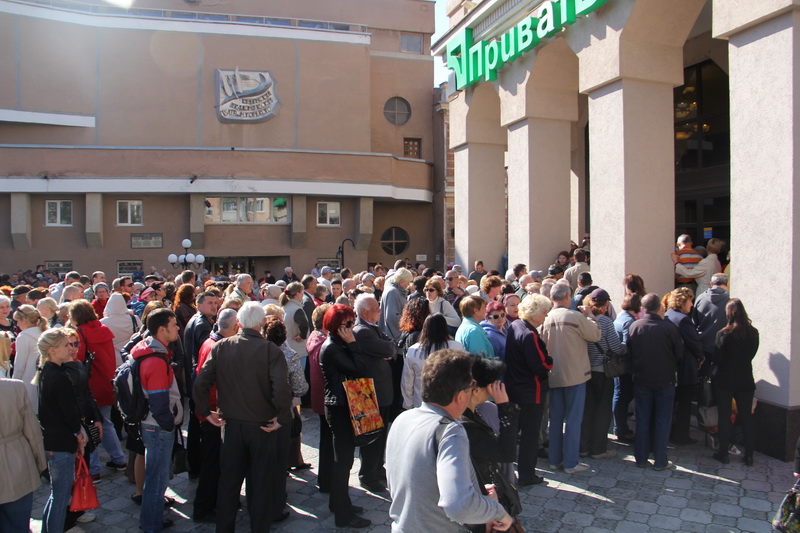 Тысячи людей пришли к главному офису «ПриватБанка» в Крыму