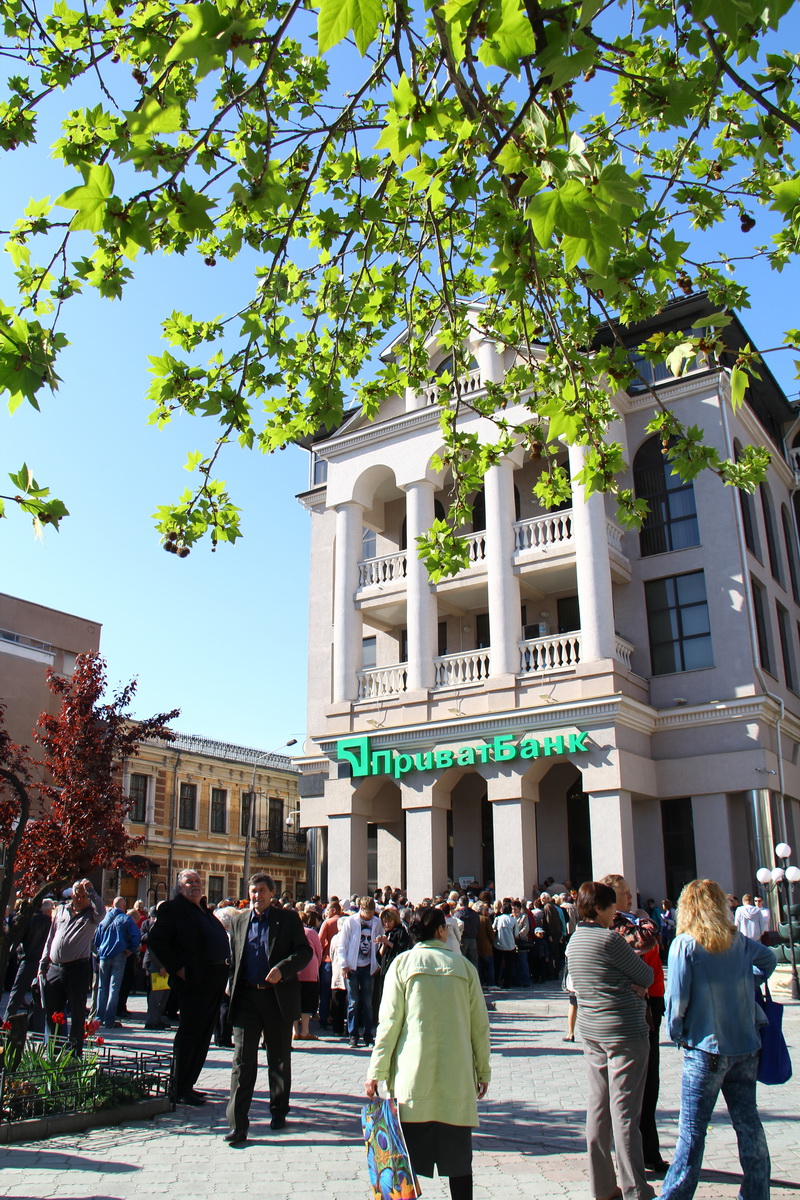 Тысячи людей пришли к главному офису «ПриватБанка» в Крыму