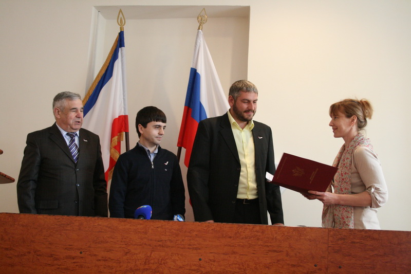 В Симферополе общественные организации получили российскую регистрацию