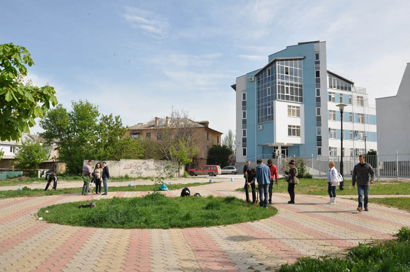 У библиотеки Франко в Симферополе высадили молодые деревья