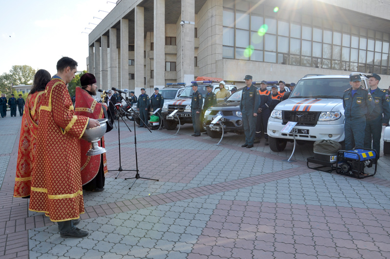 В Симферополе состоялся парад пожарно-спасательной техники МЧС