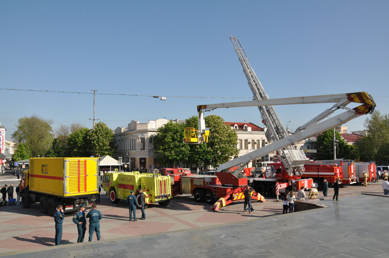 В Симферополе состоялся парад пожарно-спасательной техники МЧС
