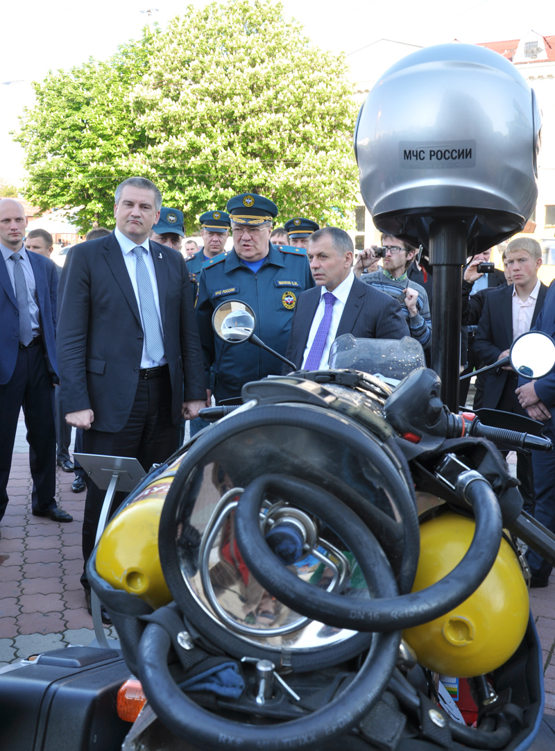 В Симферополе состоялся парад пожарно-спасательной техники МЧС