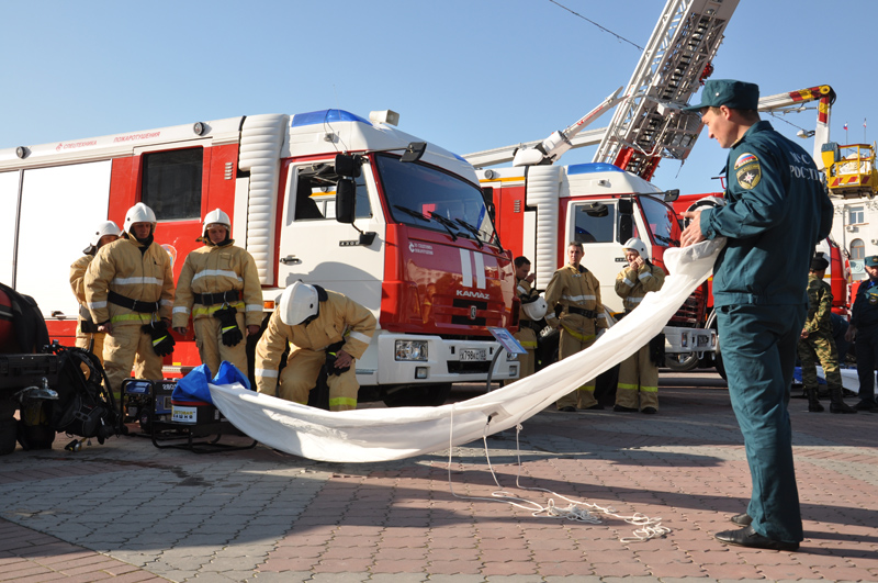 В Симферополе состоялся парад пожарно-спасательной техники МЧС
