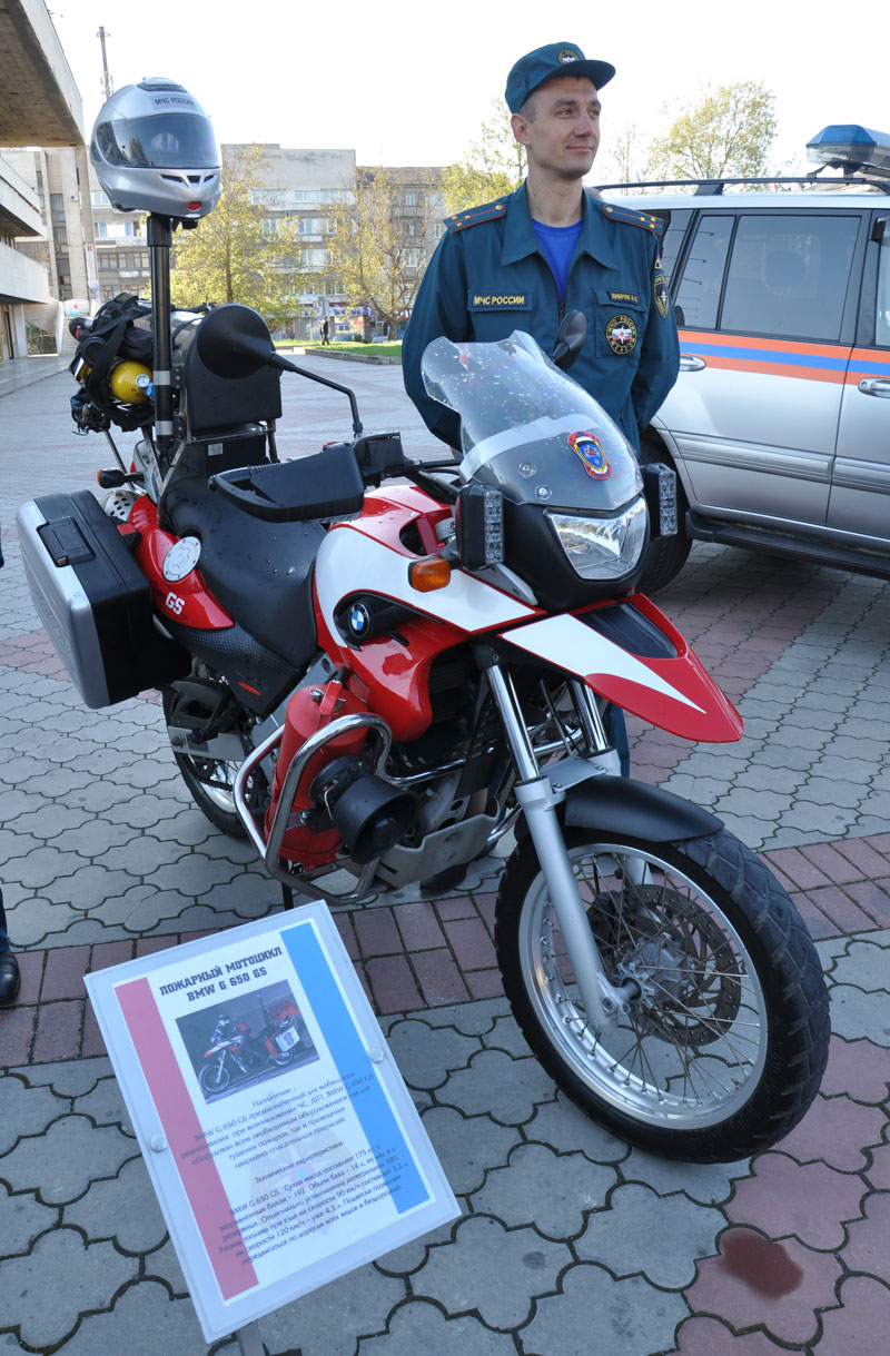 В Симферополе состоялся парад пожарно-спасательной техники МЧС