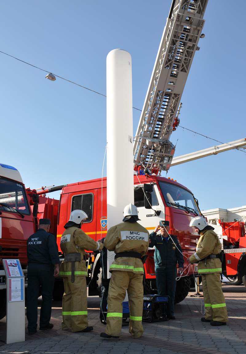 В Симферополе состоялся парад пожарно-спасательной техники МЧС
