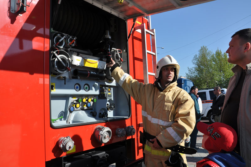 В Симферополе состоялся парад пожарно-спасательной техники МЧС