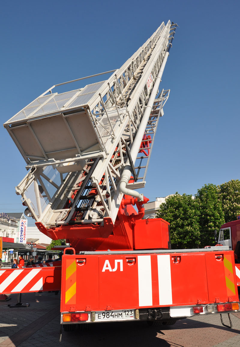 В Симферополе состоялся парад пожарно-спасательной техники МЧС