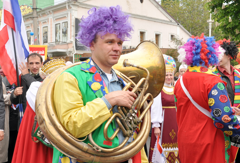 В первомайской демонстрации в Симферополе приняли участие около 100 тыс. человек