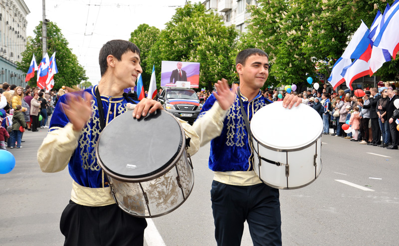 В первомайской демонстрации в Симферополе приняли участие около 100 тыс. человек