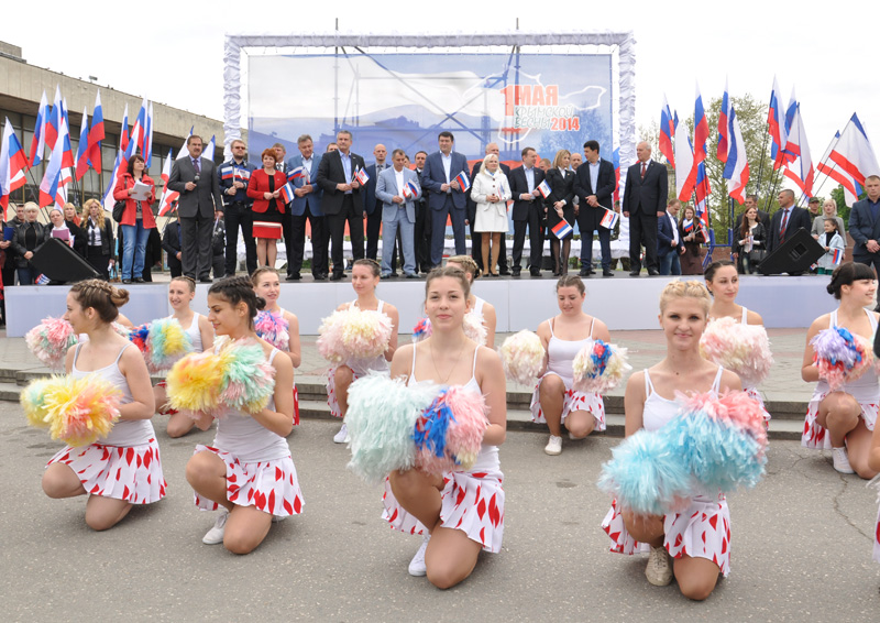 В первомайской демонстрации в Симферополе приняли участие около 100 тыс. человек