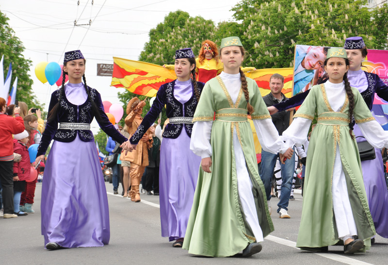 В первомайской демонстрации в Симферополе приняли участие около 100 тыс. человек