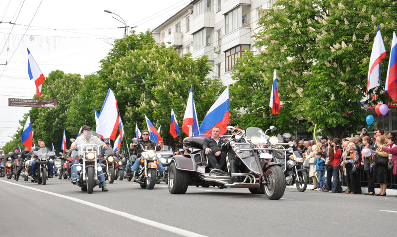 В первомайской демонстрации в Симферополе приняли участие около 100 тыс. человек