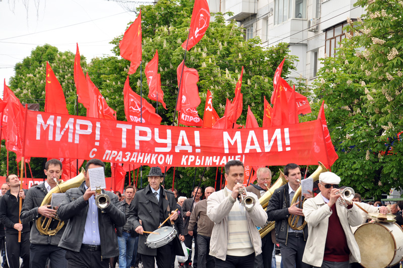 В первомайской демонстрации в Симферополе приняли участие около 100 тыс. человек