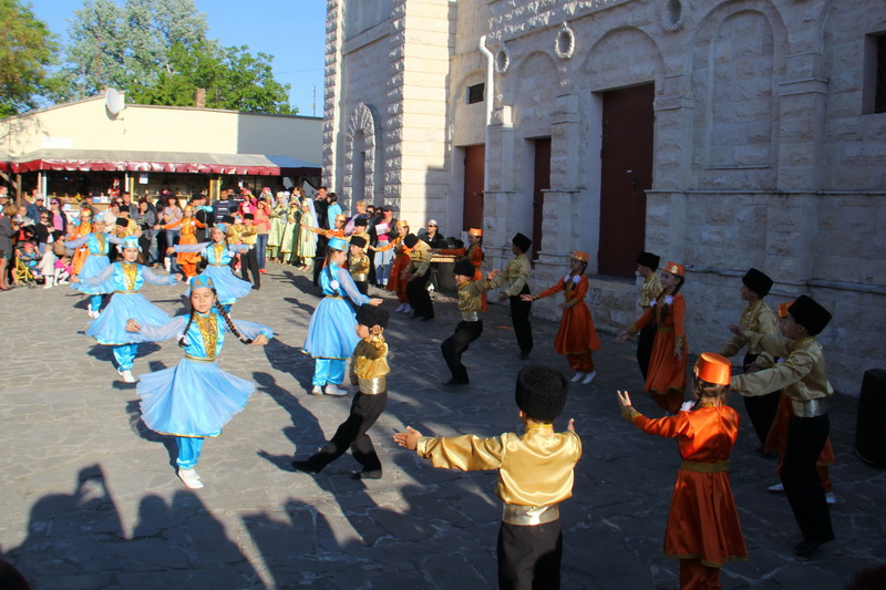 В Евпатории продолжают отмечать начало курортного сезона