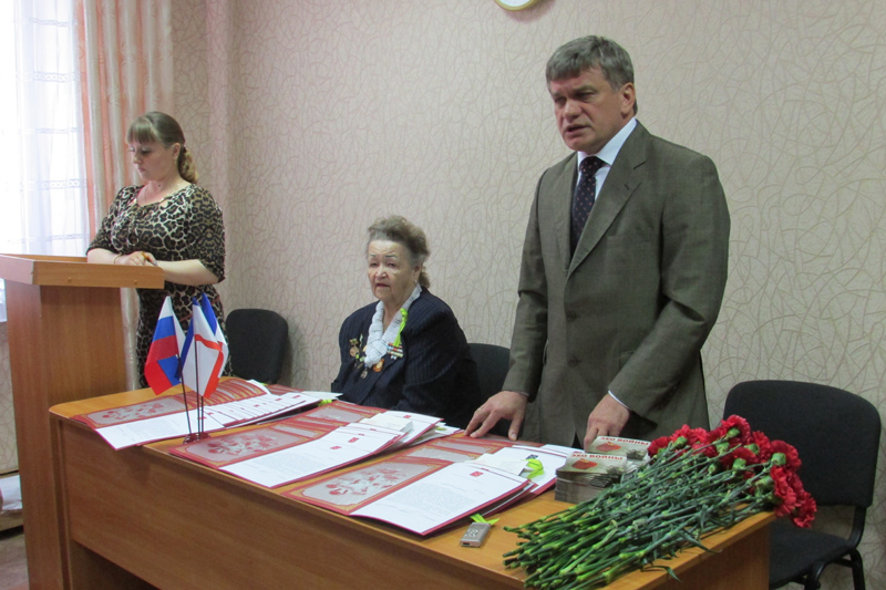 В Симферополе ветеранам-блокадникам вручили памятные знаки