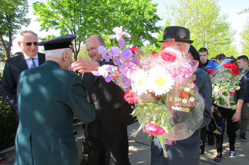 В Симферополе прошел митинг, посвященный 69-й годовщине Победы 