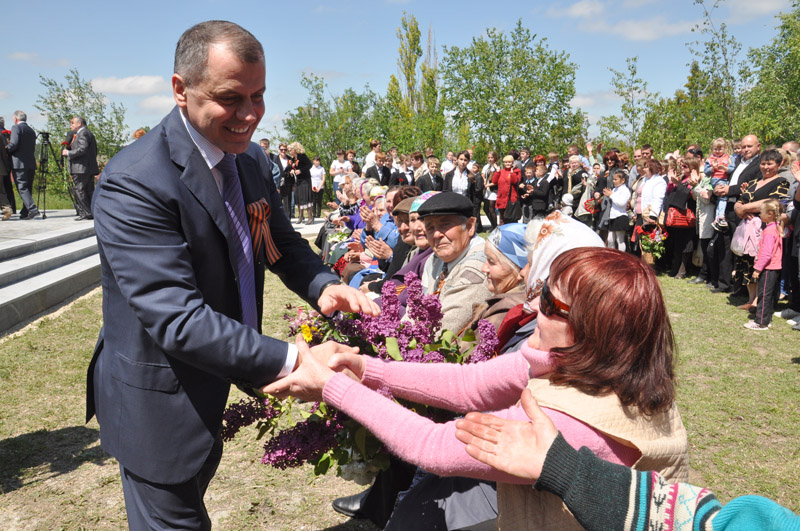Под Симферополем после реконструкции открыли памятник воинам-односельчанам