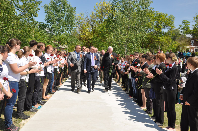 Под Симферополем после реконструкции открыли памятник воинам-односельчанам