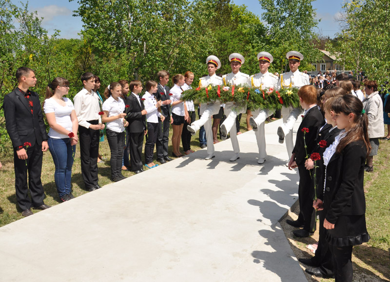 Под Симферополем после реконструкции открыли памятник воинам-односельчанам