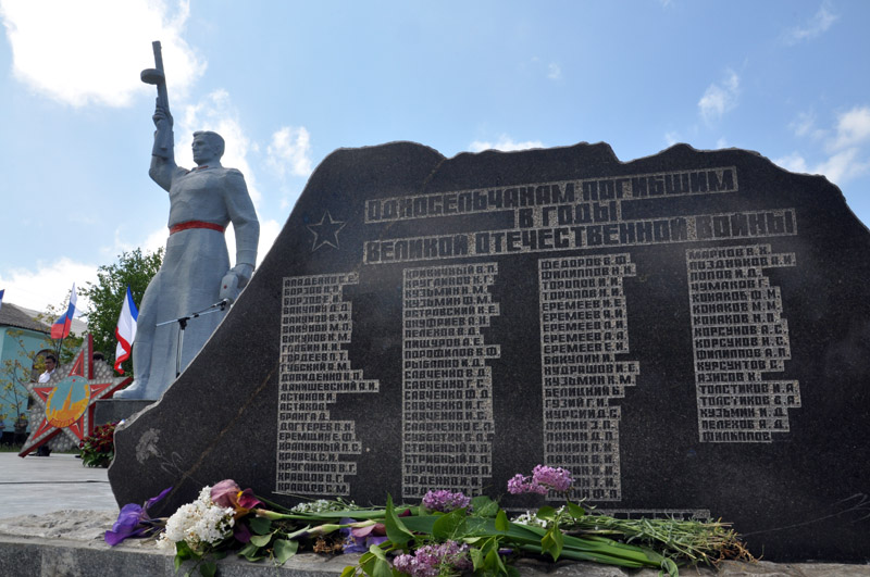 Под Симферополем после реконструкции открыли памятник воинам-односельчанам