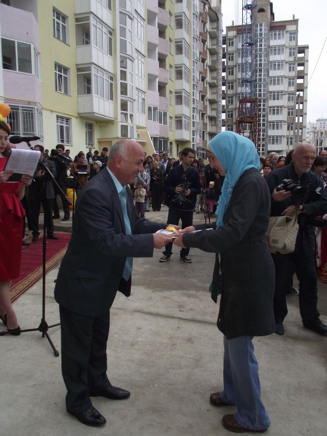 В Симферополе первые семьи получили квартиры по программе обустройства депортированных