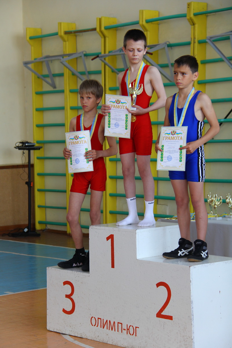 В Прибрежном проходит крымский молодежный чемпионат по вольной борьбе