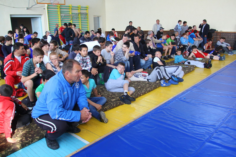 В Прибрежном проходит крымский молодежный чемпионат по вольной борьбе