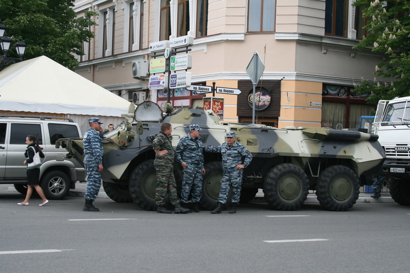 Центр Симферополя заполонили автомобили с силовиками
