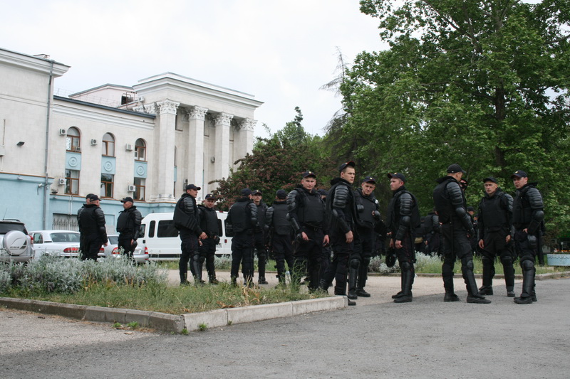 Центр Симферополя заполонили автомобили с силовиками