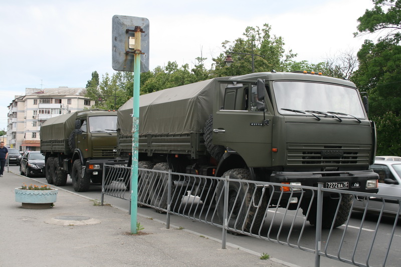 Центр Симферополя заполонили автомобили с силовиками