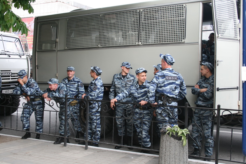 Центр Симферополя заполонили автомобили с силовиками