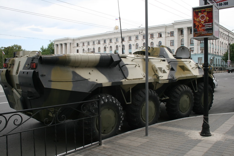 Центр Симферополя заполонили автомобили с силовиками