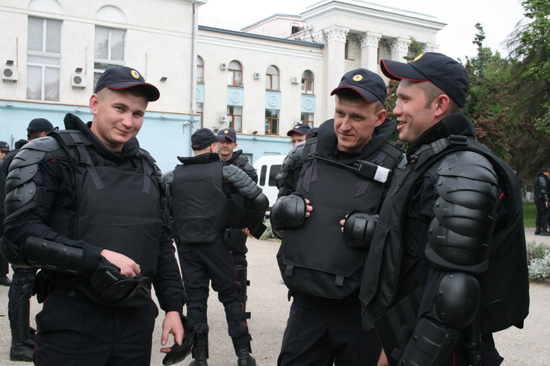 Центр Симферополя заполонили автомобили с силовиками