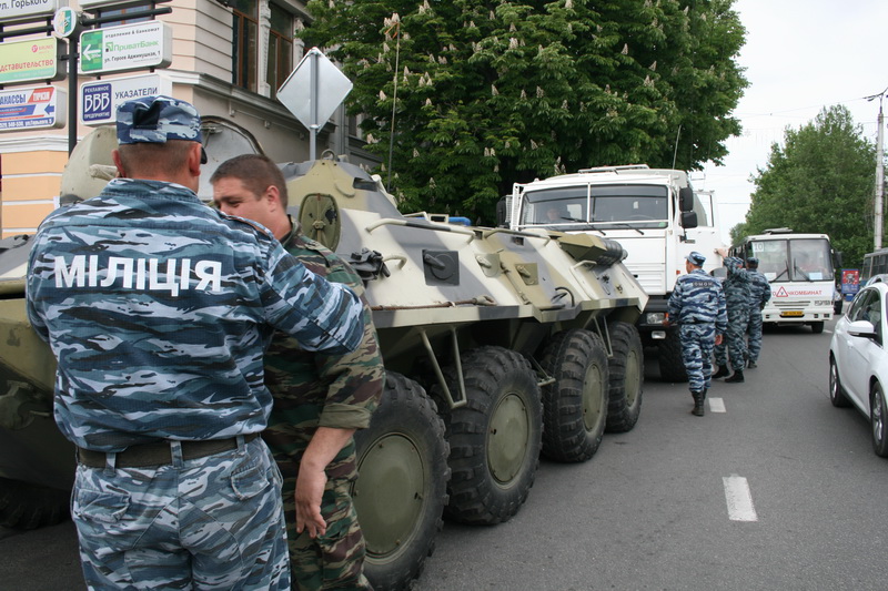 Центр Симферополя заполонили автомобили с силовиками
